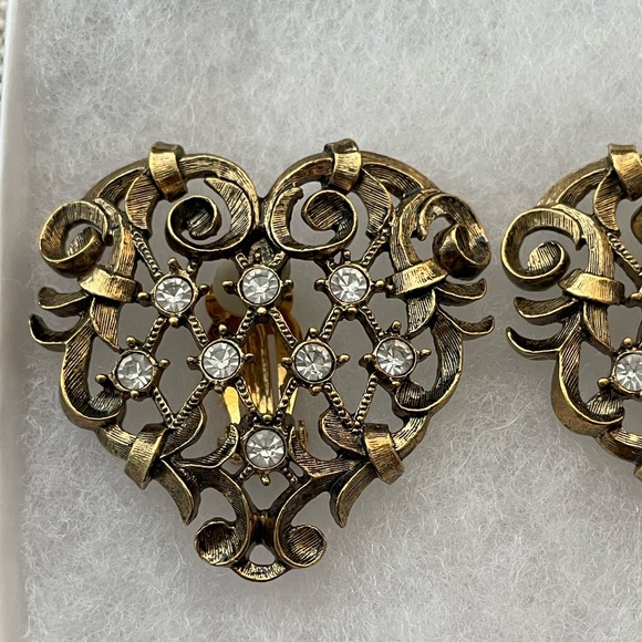 Vintage 1990’s Barrera for Avon open heart scroll antique gold clip on earrings. - Picture 5 of 12
